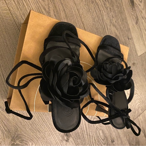 New urban outfitters Elegant Black Strappy Heels with Floral Accent, size 6 - Picture 6 of 7